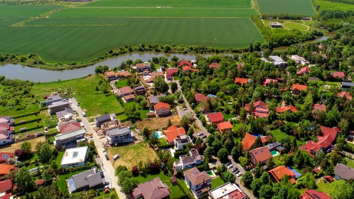 Vilă cu buncăr împotriva războiului: Casa de lux din Corbeanca ce nu mai are nevoie de curent - piscină și 0 lei la facturi