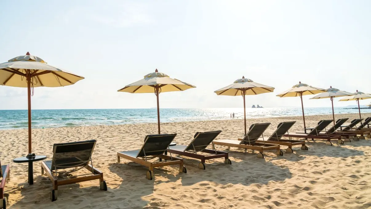Familie cu doi copii mici, forțată să plătească șezlonguri suplimentare în Mamaia. Plângeri grave de la turiști