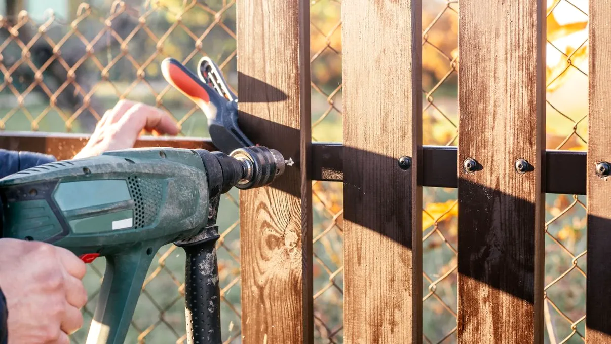 Gardul provizoriu este ilegal? Mulţi români care îşi construiesc casă întâmpină această problemă