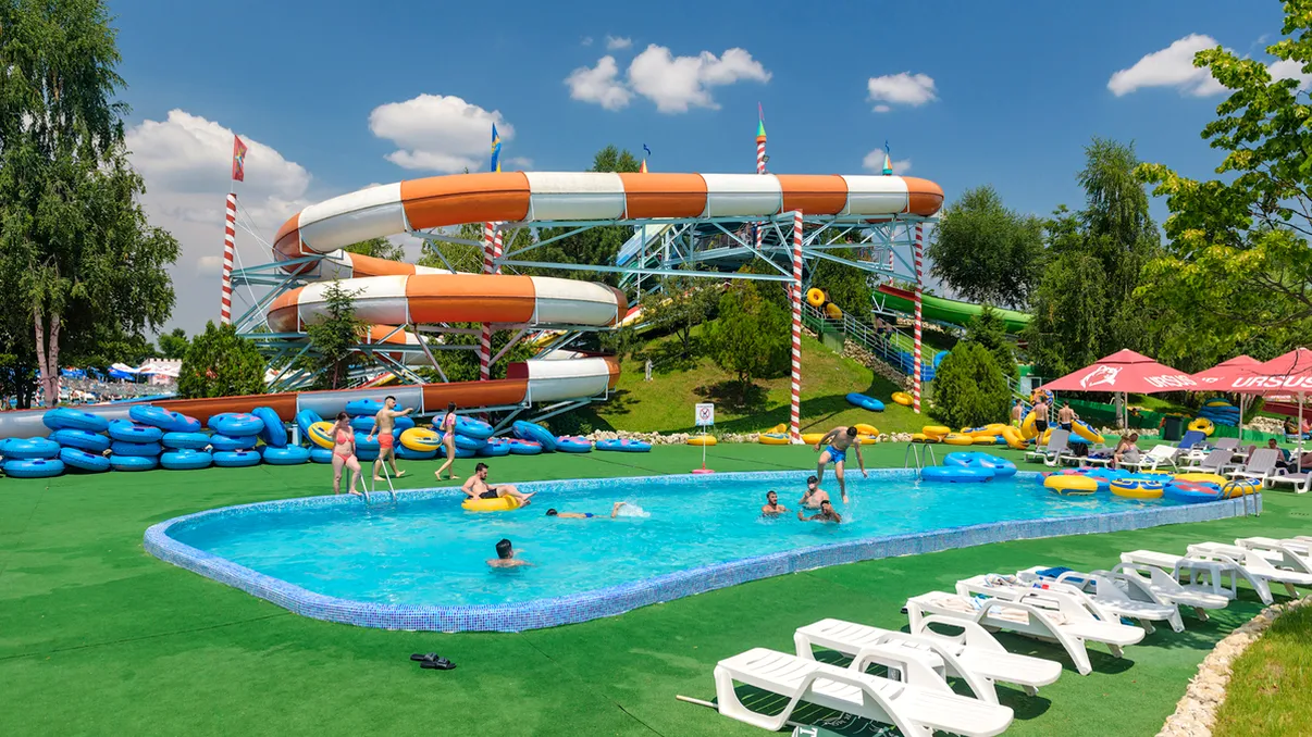 Tarifele parcurilor acvatice din București, în 2025. Cât plătești pentru o zi de relaxare la piscină