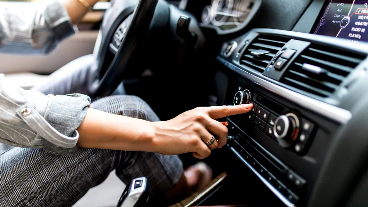 Greşeala care face ca aerul condiţionat să consume 4 litri de carburant la 100 de km. Şoferii procedează mereu aşa când se urcă la volan