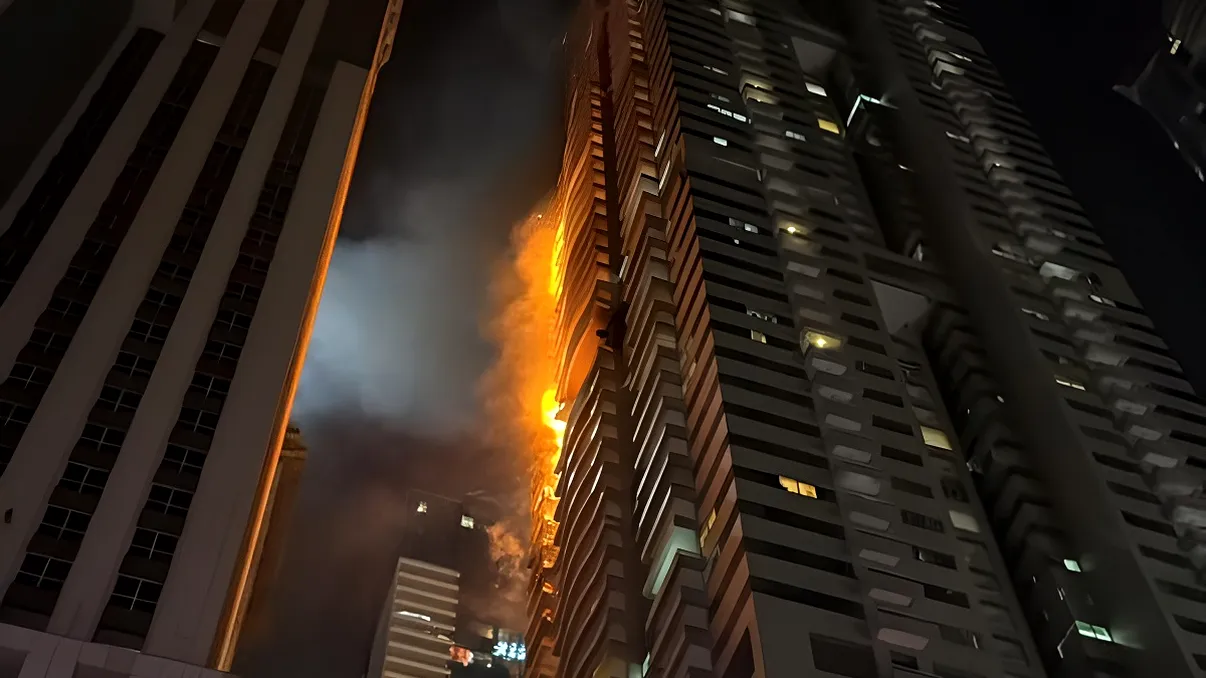 Incendiu uriaș în Dubai: un zgârie-nori a ars ca o torță. Mii de oameni, evacuați de urgență