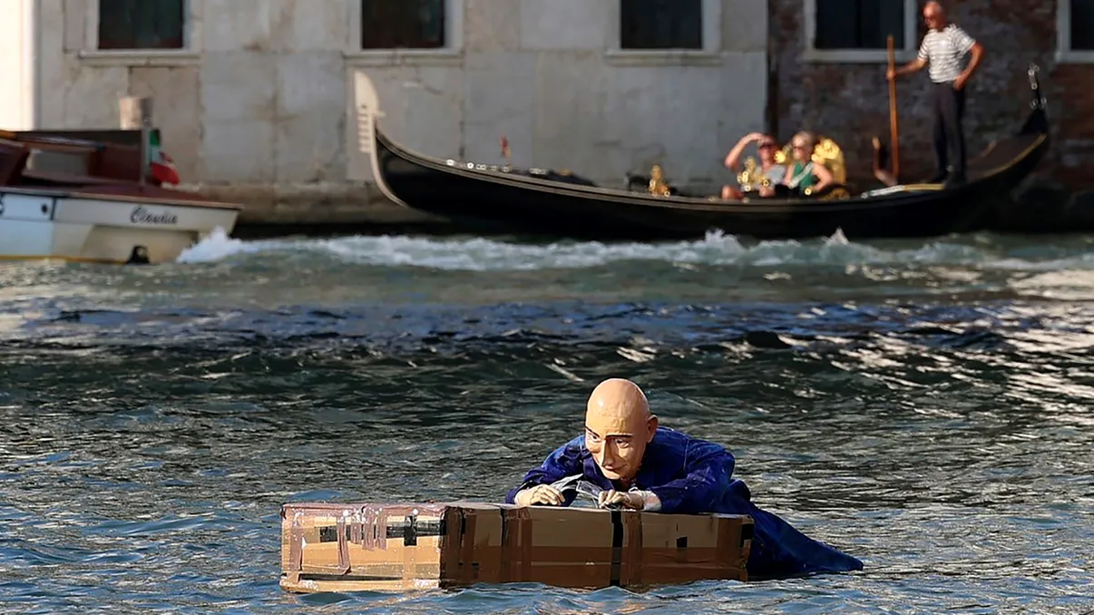 Ce a lăsat în urmă Jeff Bezos, cu a lui nuntă și miliardarii planetei: nepăsare, superficialitate, proteste și înghețată topită