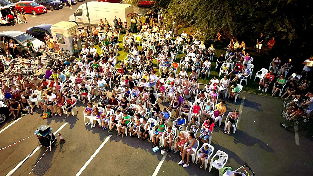 Filmul vine la tine: Cinemobilul aniversează 10 ani cu un turneu record în toată țara