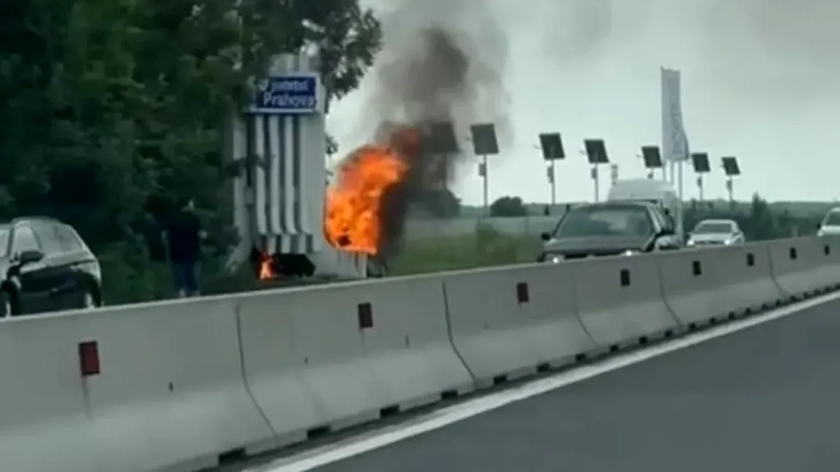 Maşină cuprinsă de flăcări pe DN1 după ce a lovit o bornă kilometrică. Şoferul a rămas blocat în autoturism