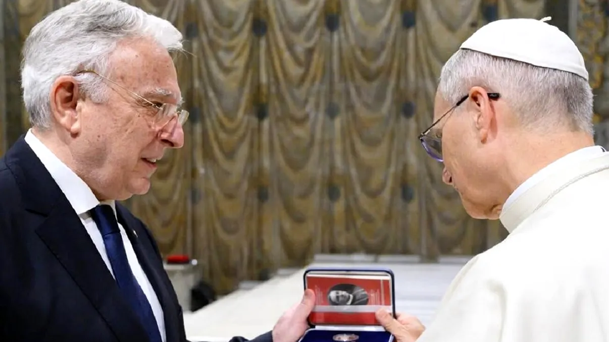Mugur Isărescu s-a întâlnit cu Papa Leon. Moneda specială pe care guvernatorul BNR i-a oferit-o cadou Suveranului Pontif