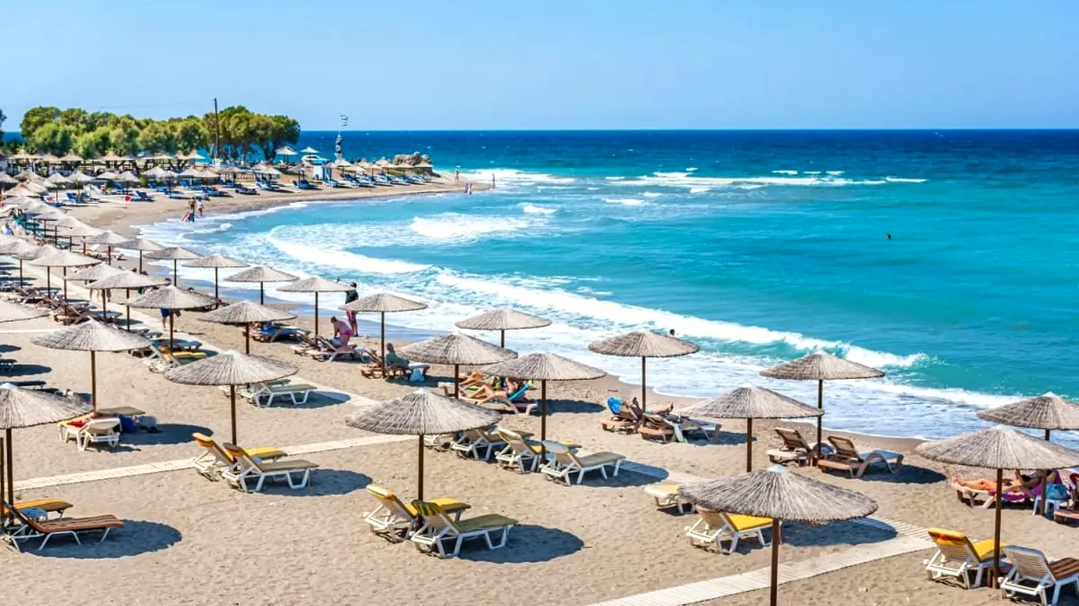 Plajele din Grecia unde nu plătești șezlongul. Lista completă cu locuri unde vii doar cu prosopul