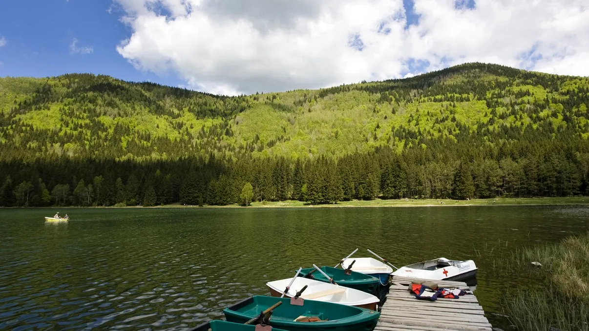 Singurul lac din România format într-un crater vulcanic – o bijuterie naturală unică în Europa Centrală și de Est
