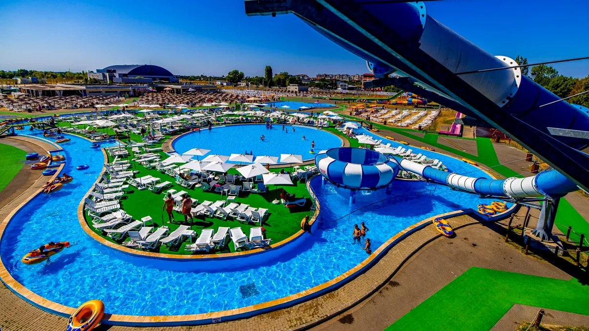 Staţiunea verii 2025, la doar o oră de Bucureşti. Pentru 35 de lei pe zi te bucuri de piscine, şezlonguri ca în Grecia şi tobogane uriaşe