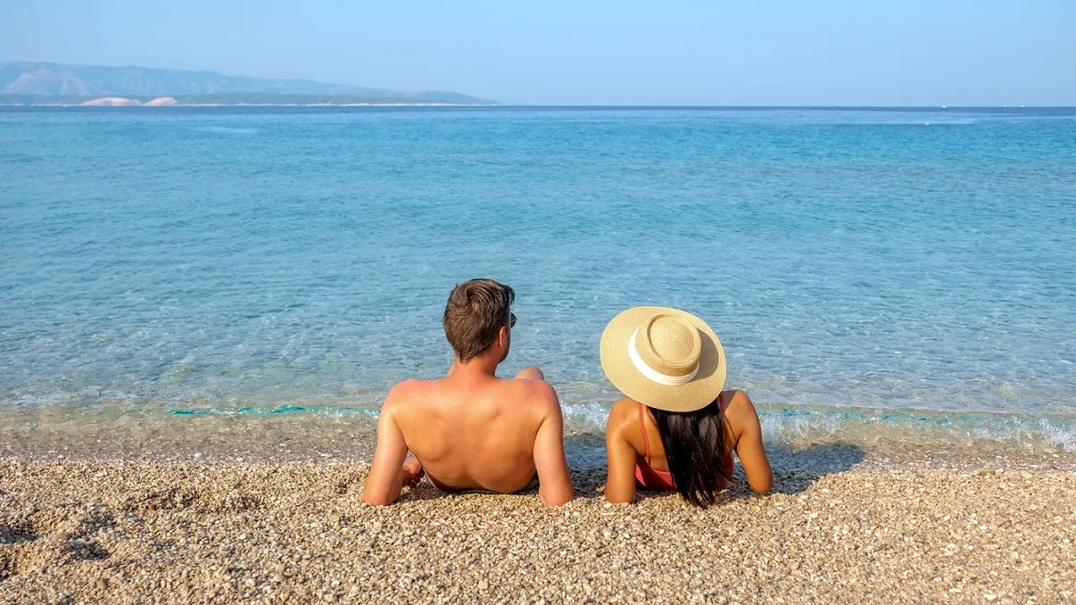 Țara din Europa cu cea mai curată mare. Se află la doar câteva ore de România, plajele sunt superbe