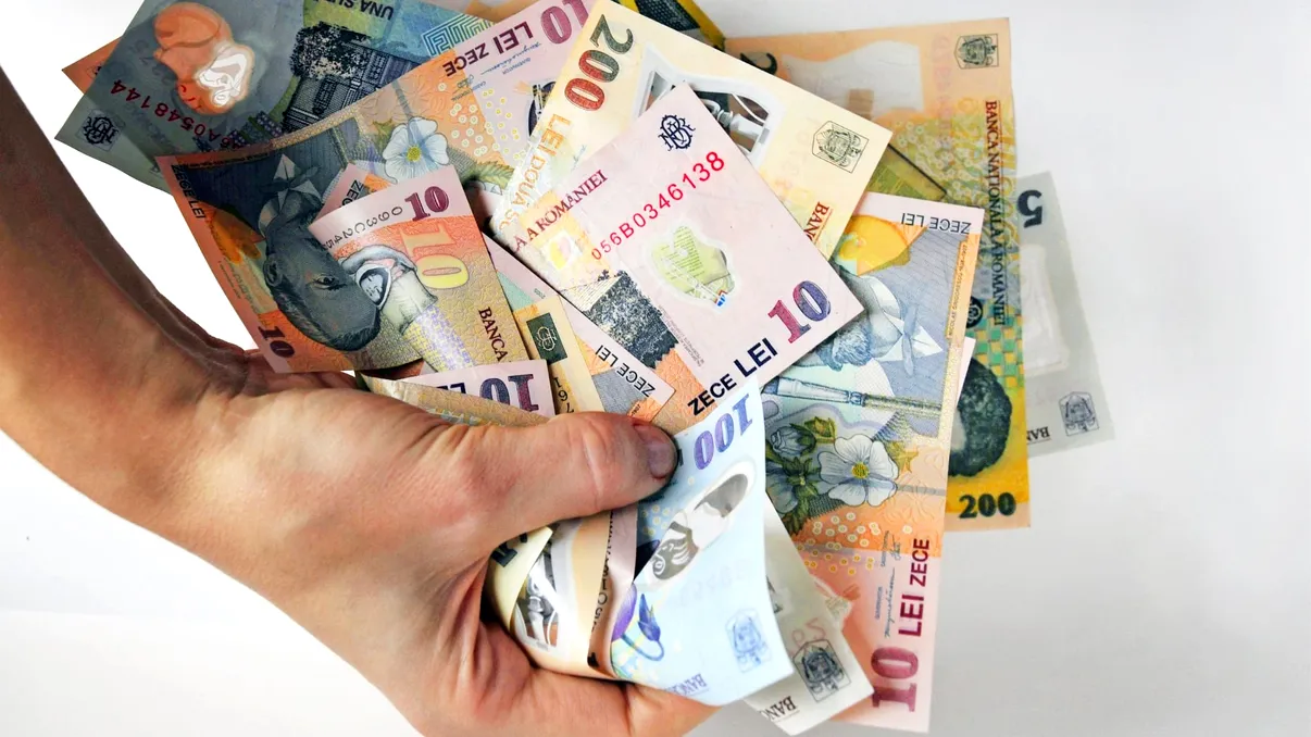 Taxa pe banii din bancă poate întoarce oamenii la cash și aprinde și mai mult fobia pentru bănci. Ce alte consecințe ar urma