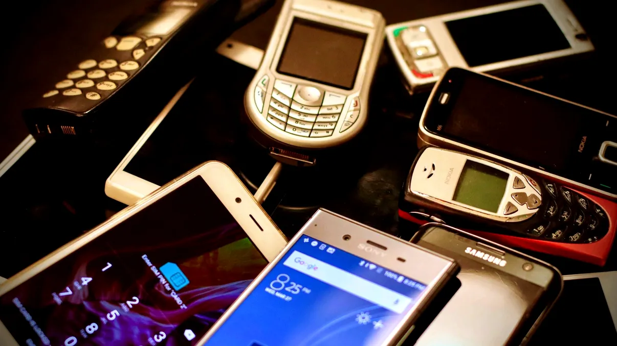 Unde poți recicla un telefon mobil vechi și de ce e mai valoros decât crezi