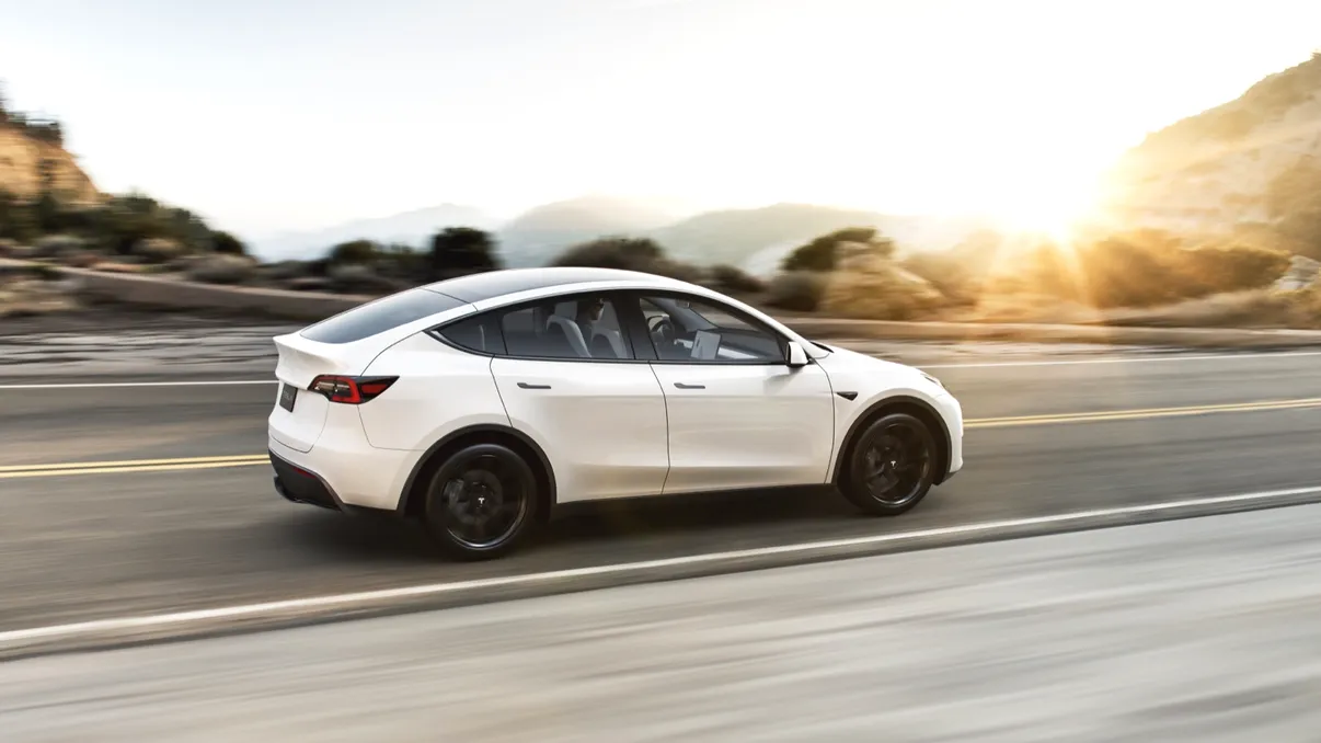 Tesla Model Y „o dă de gard” la teste. Riscul pe care îl prezintă mașina lui Elon Musk pentru oameni