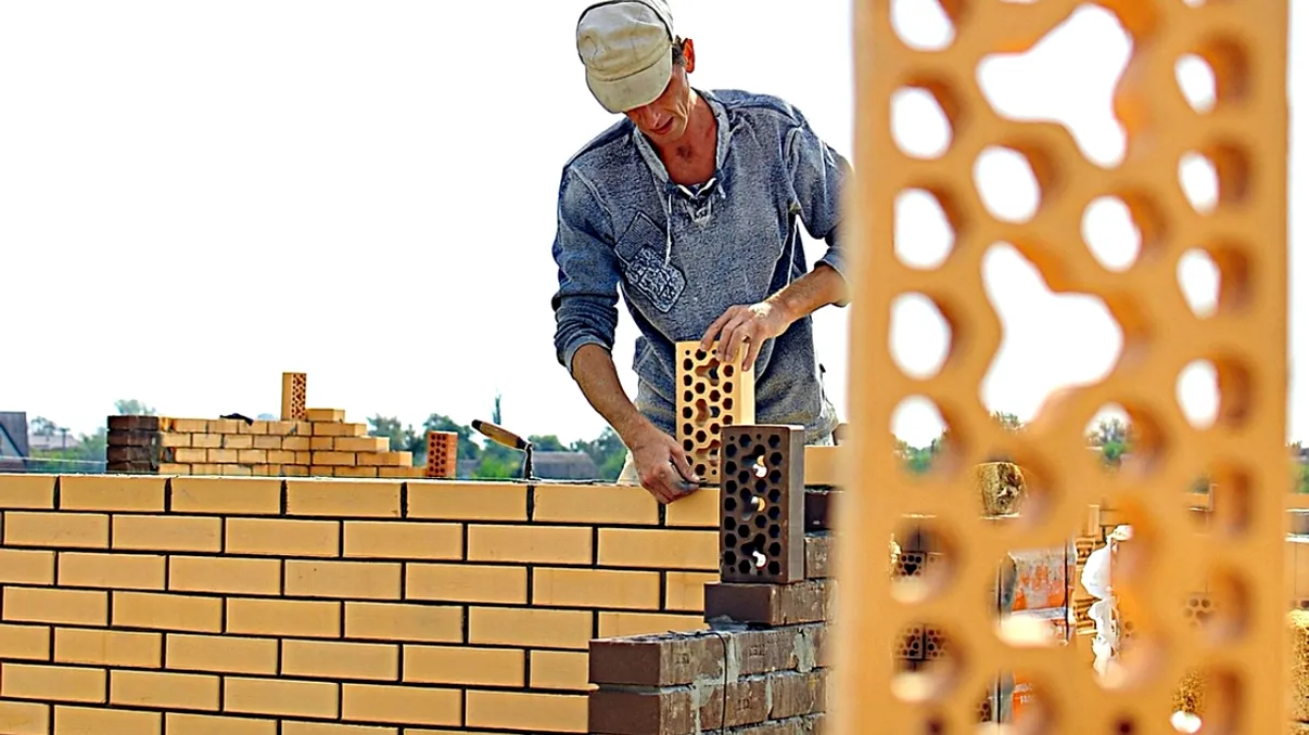 Cât te costă să-ți construiești o casă din cărămidă în 2025. Prețurile la roșu și la cheie, materiale și manoperă actualizate