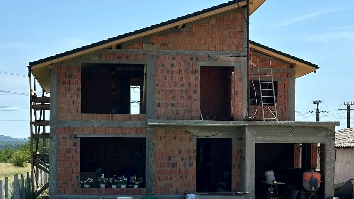 Cât costă să ridici o casă la roșu de 110 mp în regie proprie. Un gorjean a dezvăluit cât a cheltuit să își construiască singur locuința