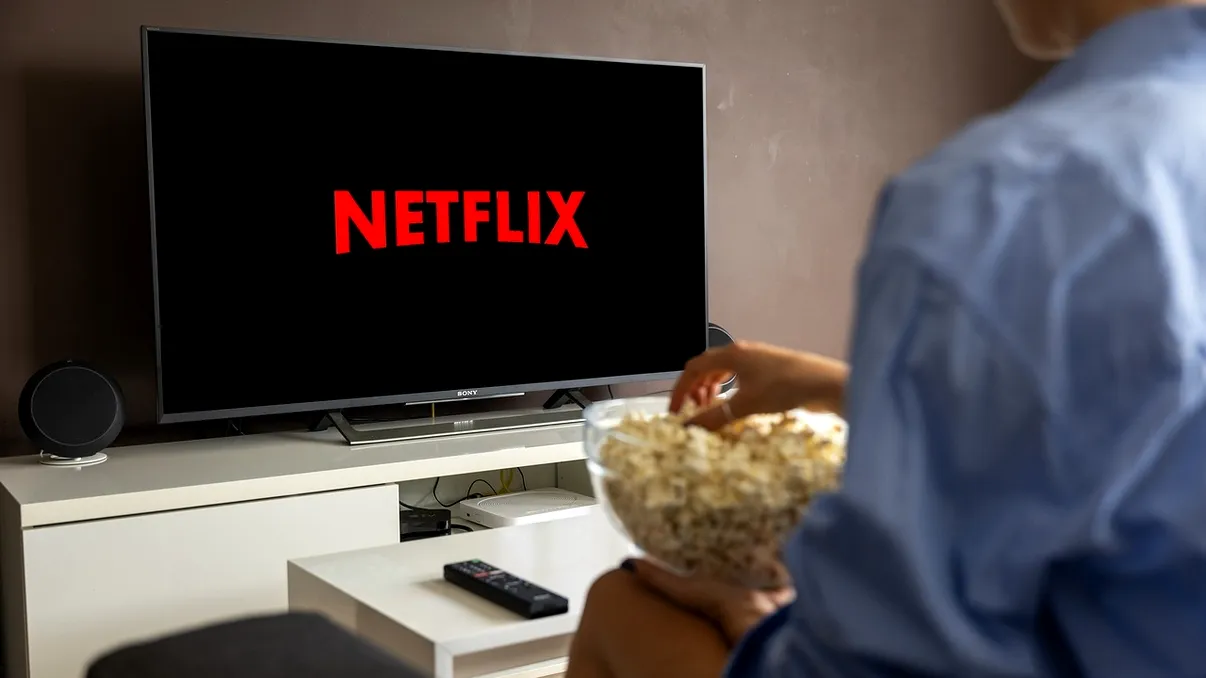 Detectivi cu glume bune și mustăți și mai bune: Comedia de pe Netflix care te prinde fără să vrei