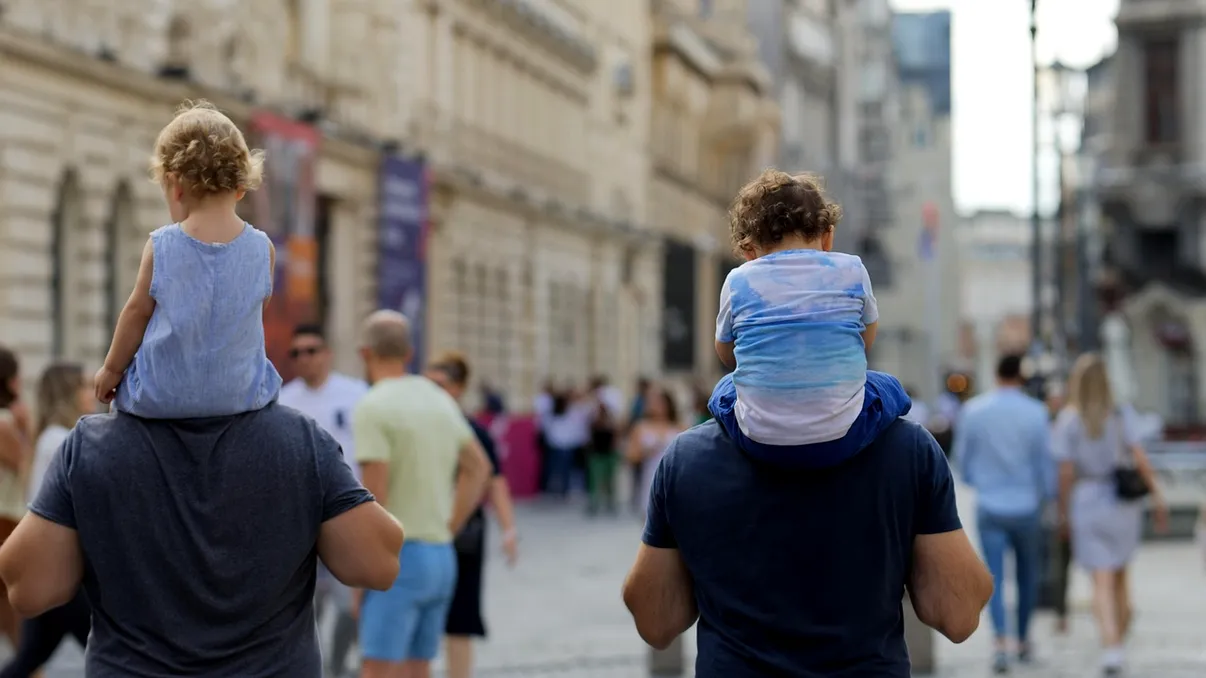 Se schimbă concediul de creștere a copilului. Premieră în România, ce rude vor beneficia în locul părinților și ce condiție trebuie îndeplinită