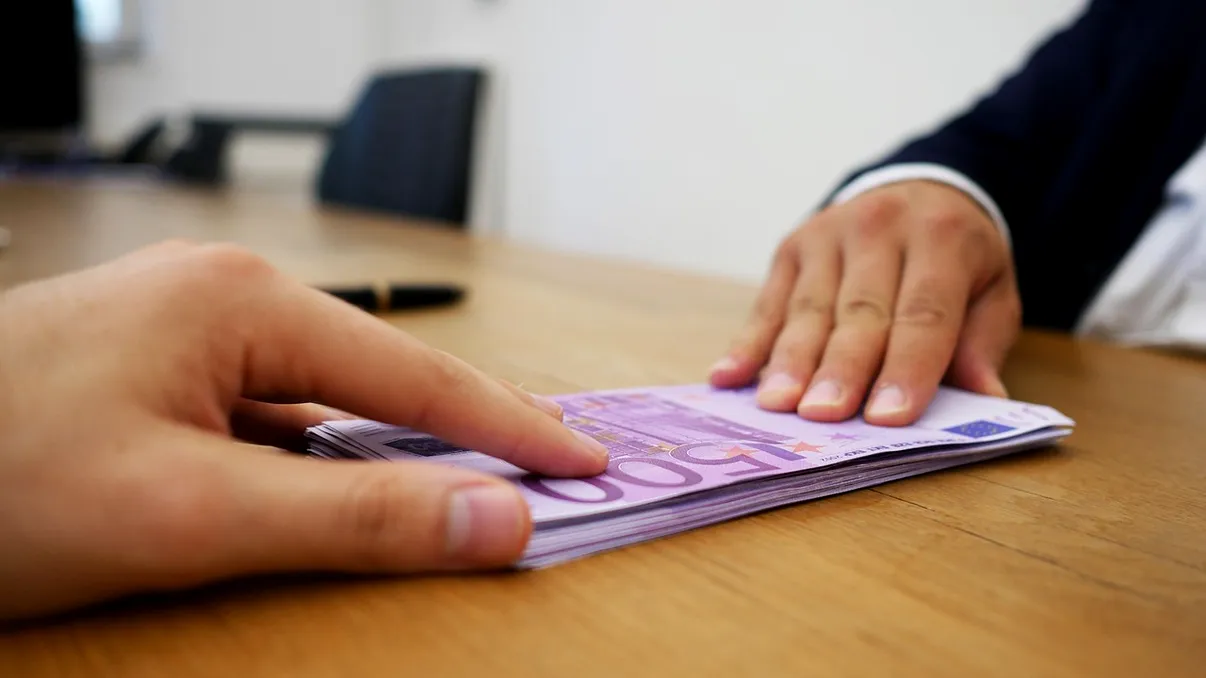 Câți bani economisești dacă ai un credit de 75.000 de euro și faci plăți anticipate lunare. Diferența e uriașă