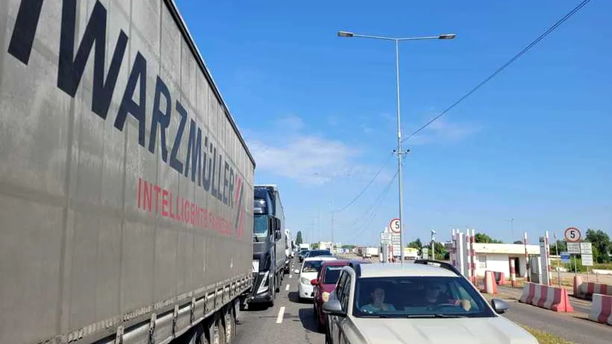 Cozi uriașe la graniță Coloană de peste 3 kilometri de mașini la