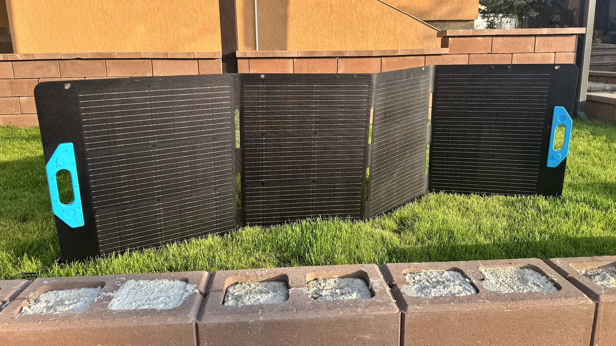 REVIEW Anker Solix PS200 – un panou solar portabil, pliabil și durabil. Cum îți face viața mai ușoară oricând și oriunde, mai ales împreună cu o stație de alimentare Anker Solix.