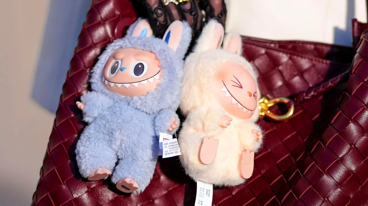 Labubu, jucăria bizară care face furori printre copiii din România. De la TikTok la gențile de lux, fenomenul care a cucerit adolescenții