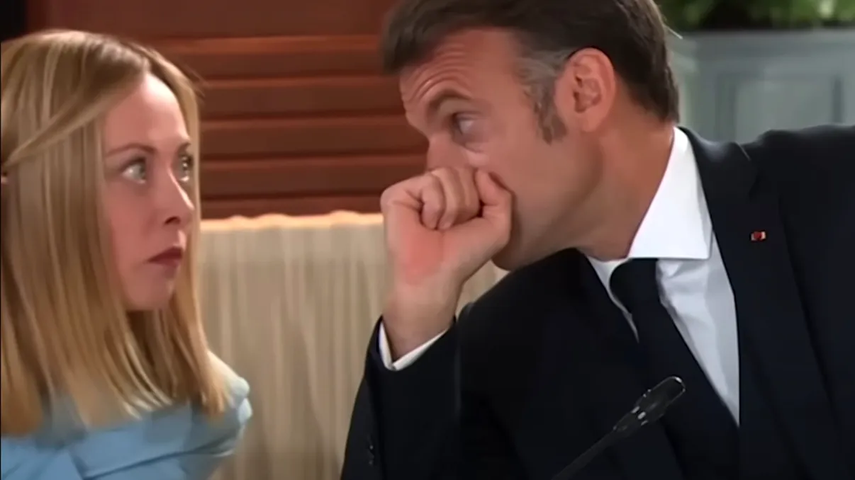 Un nou episod viral între Meloni și Macron. Reacţia prim-ministrului italian când preşedintele francez îi spune ceva la ureche face înconjurul lumii