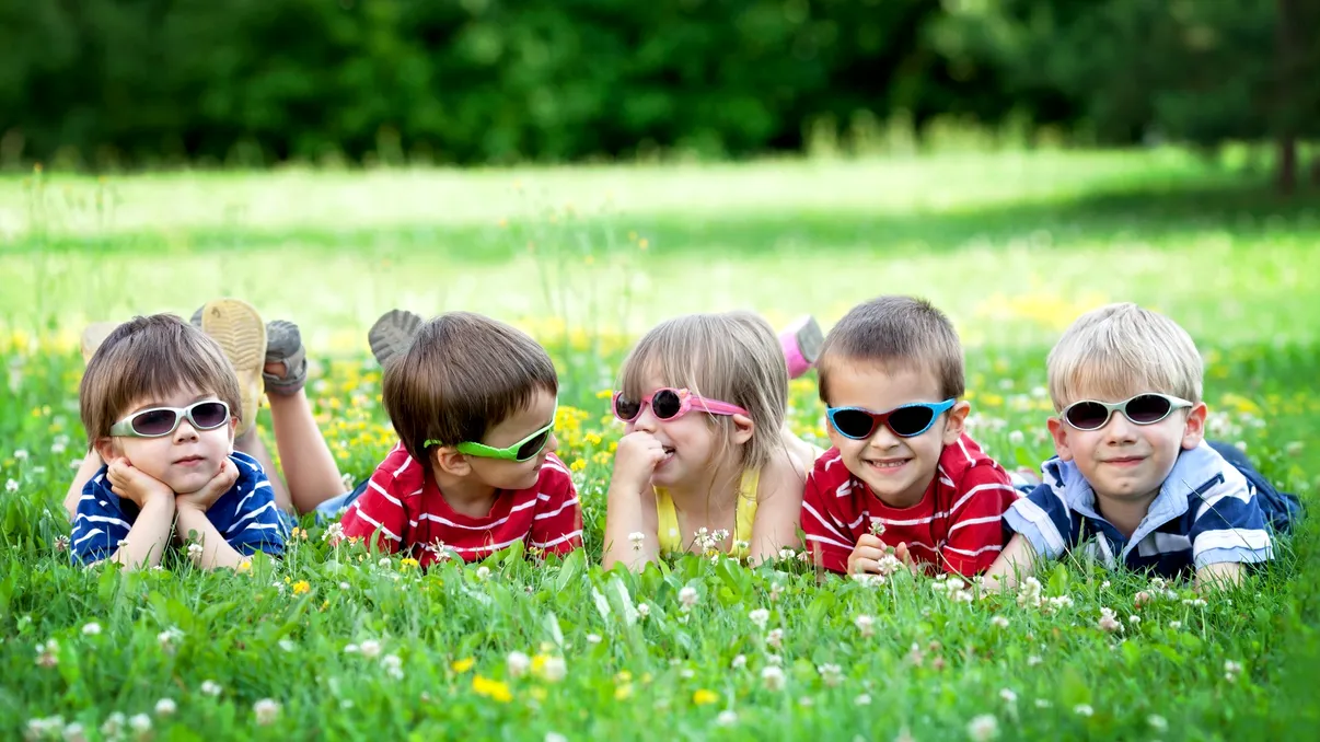 Riscurile ochelarilor de soare: Pericolul nevăzut al accesoriilor ieftine pentru copii