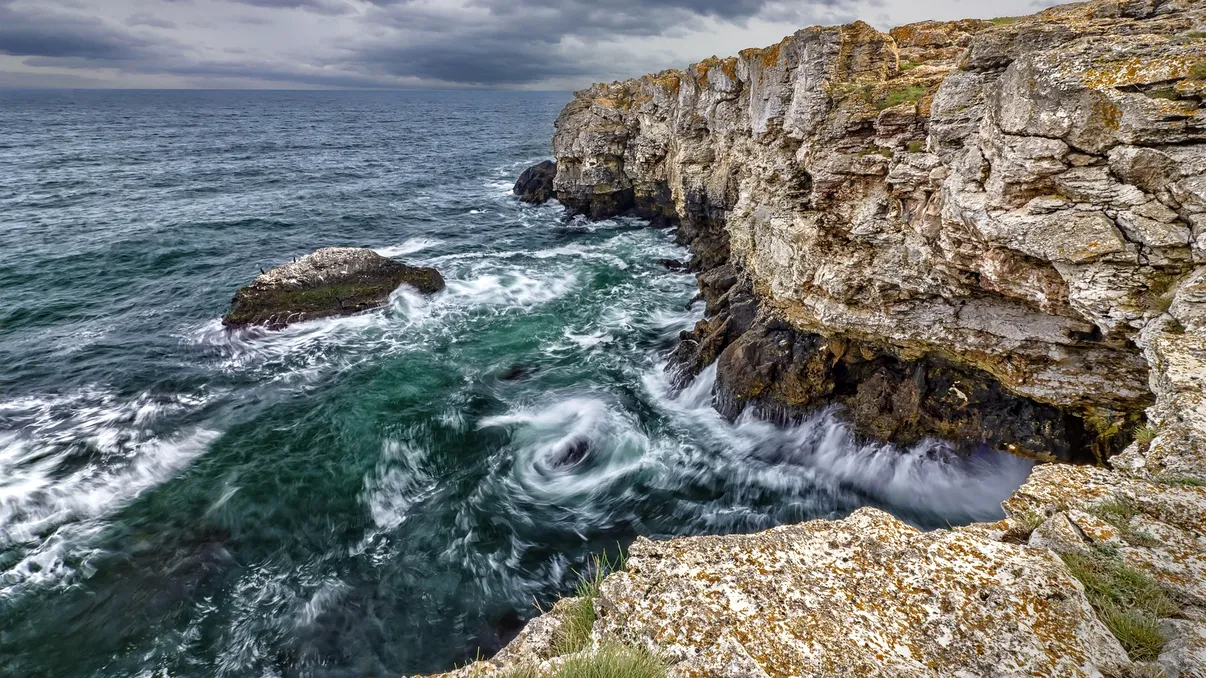 Plaja secretă din Bulgaria. Doar cei din apropiere ştiu de superbul loc ascuns între stânci și păduri sălbatice