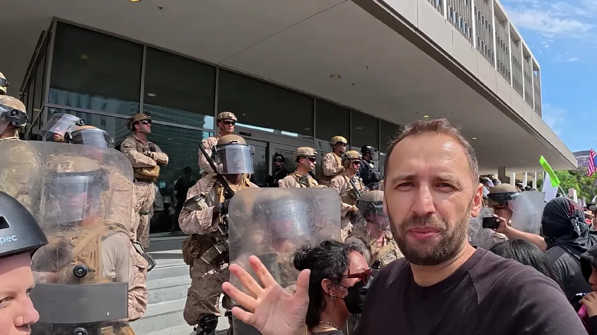 Un român prins în mijlocul protestelor anti Trump din SUA. „E momentul să plecăm. Miroase a tamâie!”