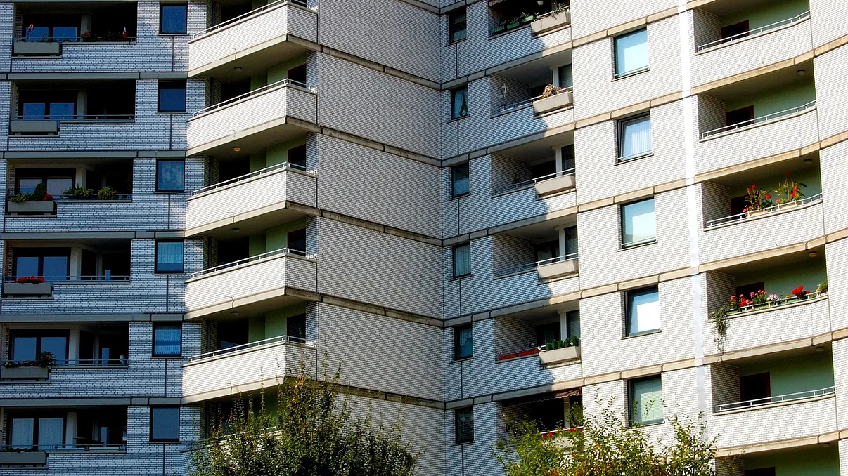 Cine plăteşte dacă se inundă subsolul blocului? Situaţia în care locatarii scot bani din portofel