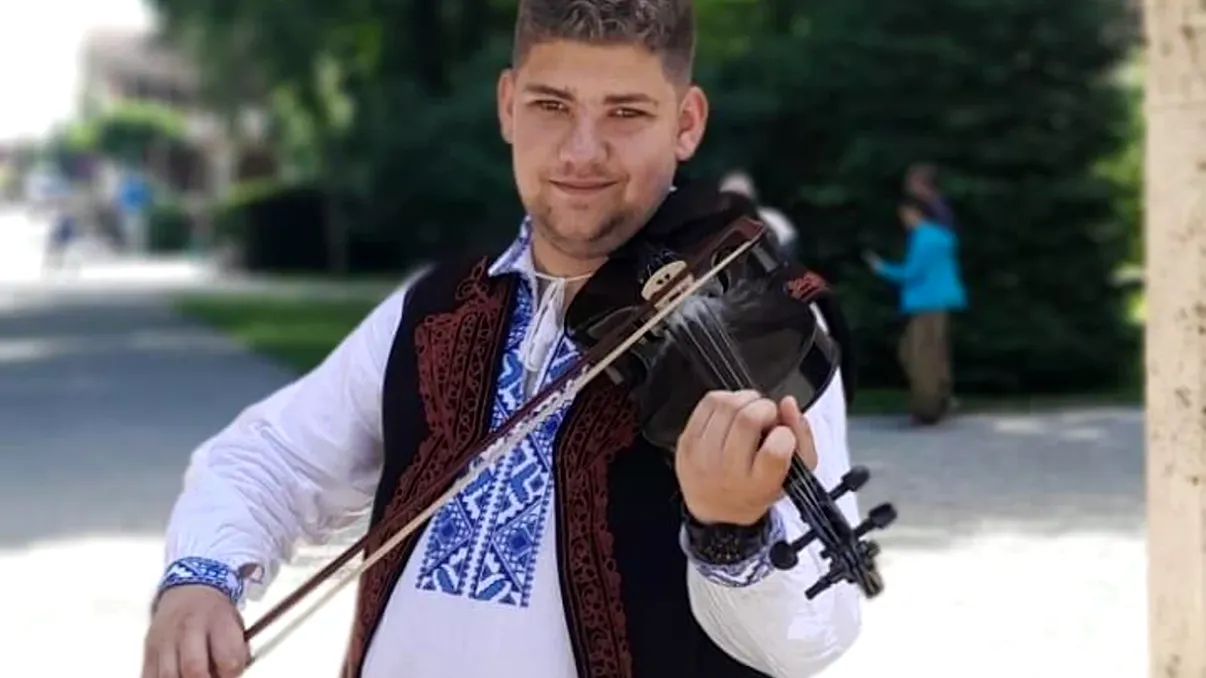 Cine era tânărul de 18 ani care a murit lovit de fulger chiar în casă? Artistul îndrăgit cânta în momentul tragediei