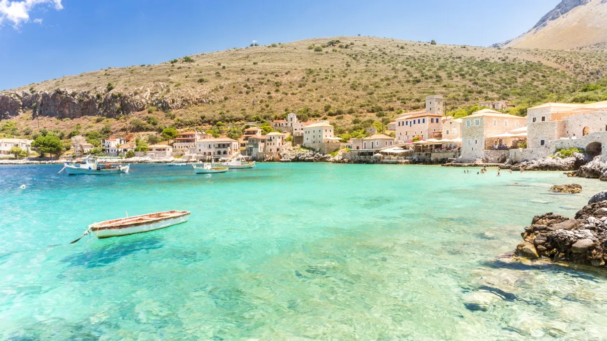 Refugiu de vis în Peloponez: vila cu 6 dormitoare, podgorie proprie și panoramă superbă la mare și munte