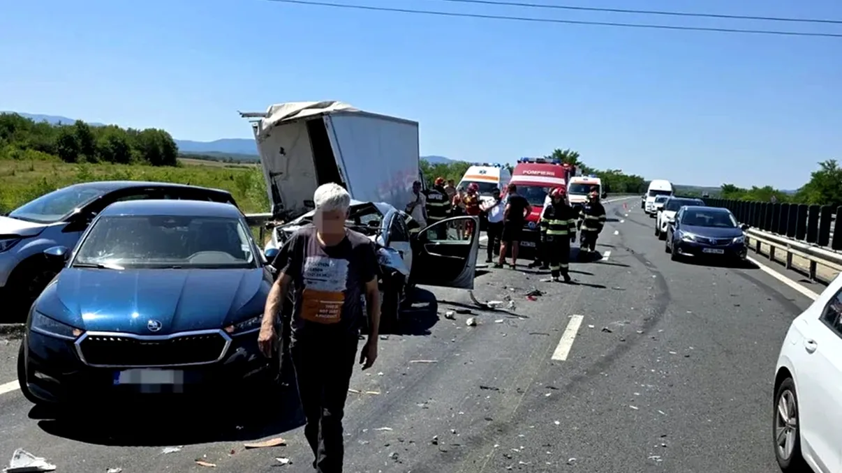 Accident în lanț pe A1: 3 copii și 11 adulți au fost răniți. 5 mașini, un autotren și o autoutilitară au fost implicate