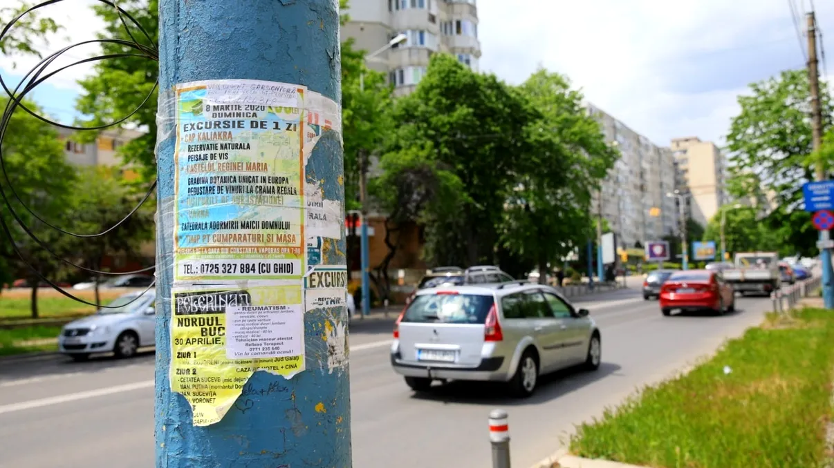 Amendă de 5.000 de lei dacă lipeşti reclame sau afişe pe stâlpii de iluminat. Sectorul din Bucureşti care a montat camere pentru a-i prinde pe cei care nu respectă legea