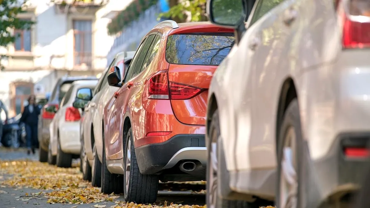 Amenda usturătoare pe care o vei primi dacă parchezi mașina în fața unui garaj. Aviz pentru șoferi