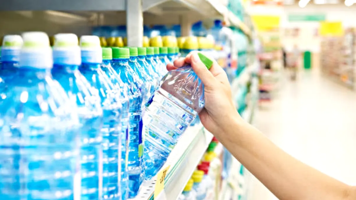 Apa retrasă de la vânzare în România. ANPC: „Pune în pericol sănătatea populației”. Amenzi de 2 milioane de lei în urma neregulilor grave descoperite