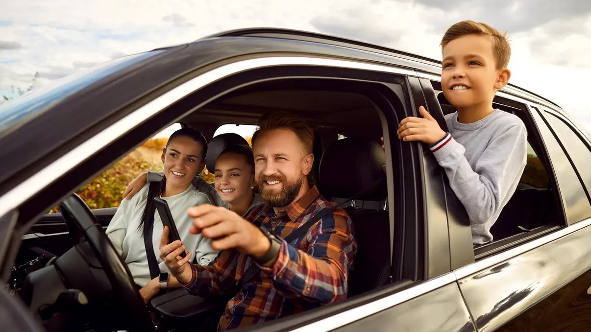 Când pleci în concediu cu mașina, trebuie neapărat să ai aceste 8 aplicații pe telefon. De la GPS și benzinării ieftine, la podcasturi pentru copii