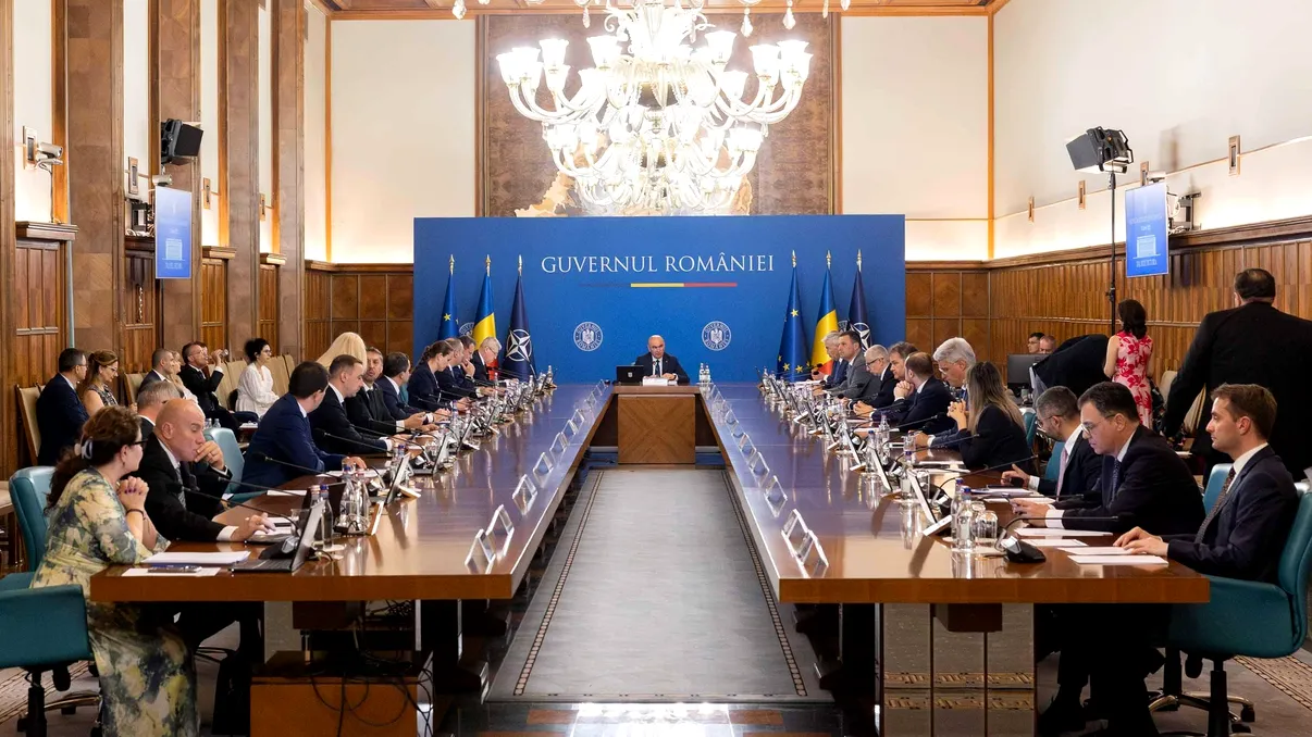 Austeritate la Guvern: 50% mai puține mașini, fără mese după ședințe și Duster pentru demnitari