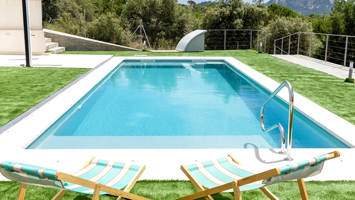 Autorizaţie pentru piscină. Ai nevoie de act sau nu? Ce spune legea exact