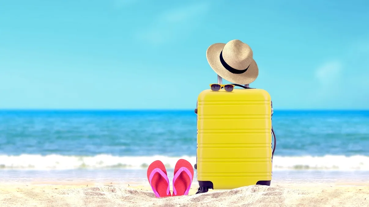 Ce nu trebuie să-ți lipsească niciodată din bagajul de călătorie, atunci când pleci la mare. Obiectele esențiale pentru o vacanță reușită