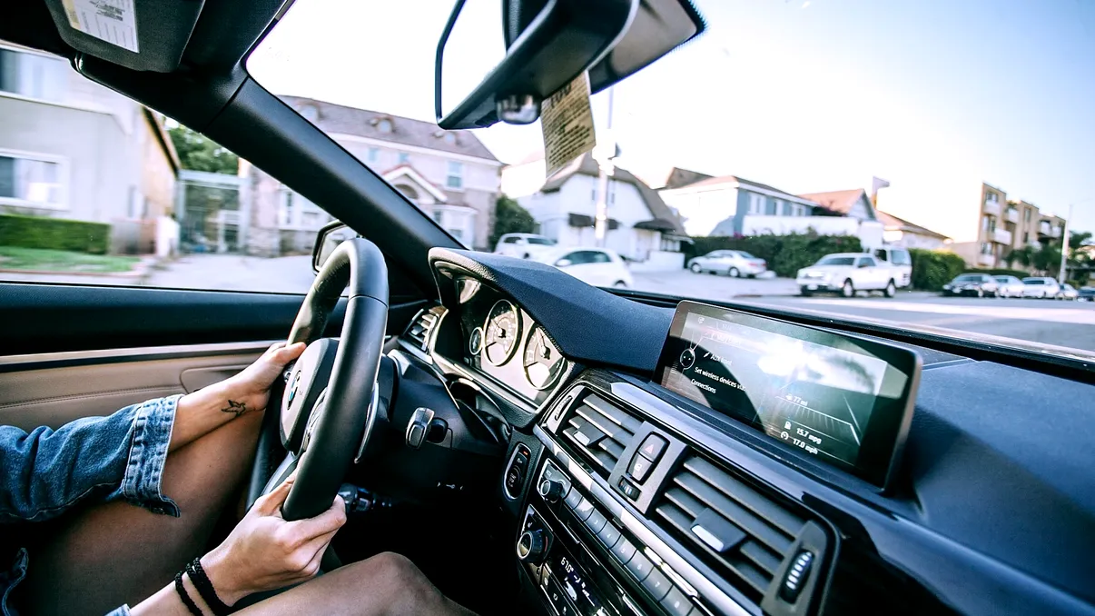 Ce să faci pentru a nu se încinge maşina la soare. Temperatura din interior scade şi cu 30 de grade, spun specialiştii