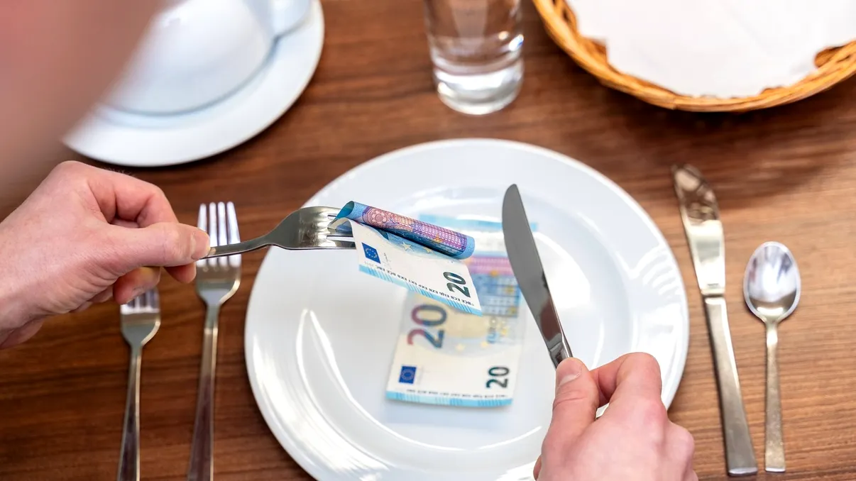 Cum te fac chelnerii să le dai mai mult bacşiş? Detaliile la care să fii atent data viitoare când mergi la restaurant