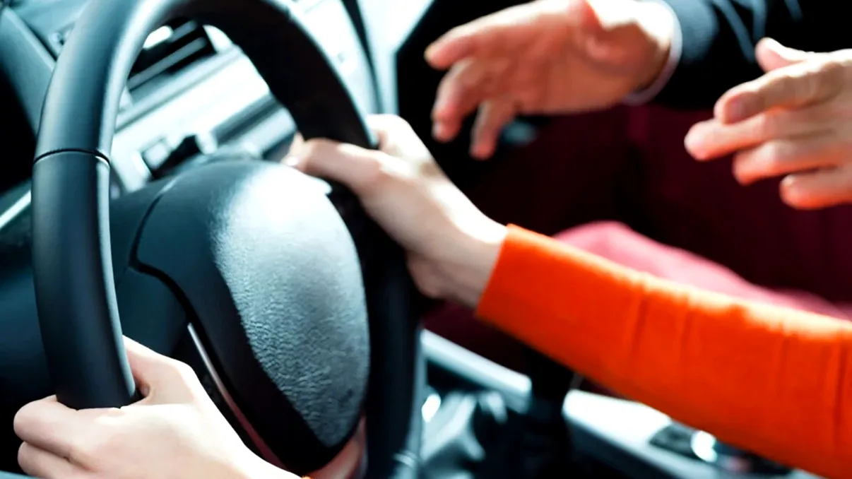 Sancțiuni în toată Europa pentru șoferii care au făcut școala pe automată și conduc manuală. Care este soluția să scapi de amendă