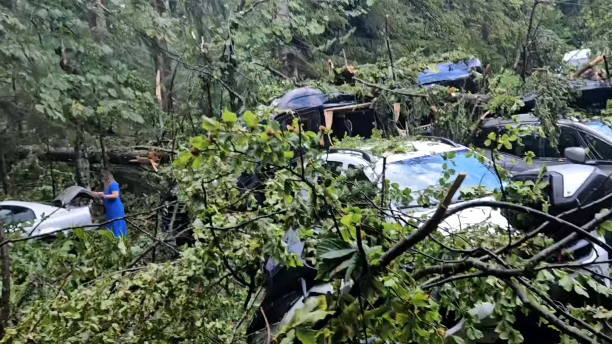 De ce a fost atât de violentă furtuna din Sinaia. A făcut prăpăd în doar 15 minute. Explicația meteorologilor