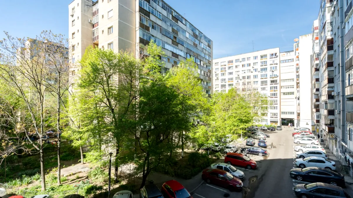 De ce nu ai voie să speli maşina în faţa blocului, de fapt? Amenzile ajung la 1.000 de euro