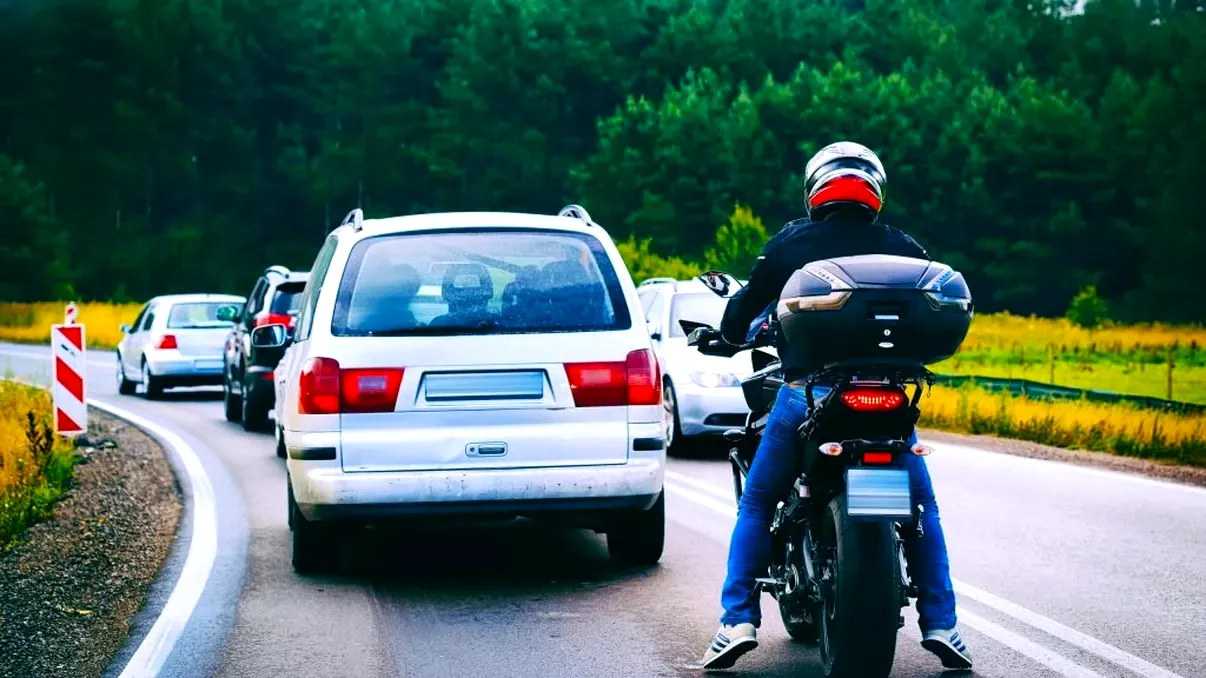 Distanța corectă față de mașina din față la drum lung. Greșeala uriașă care duce des la accidente. Titi Aur: “Se aplică regula celor două secunde”