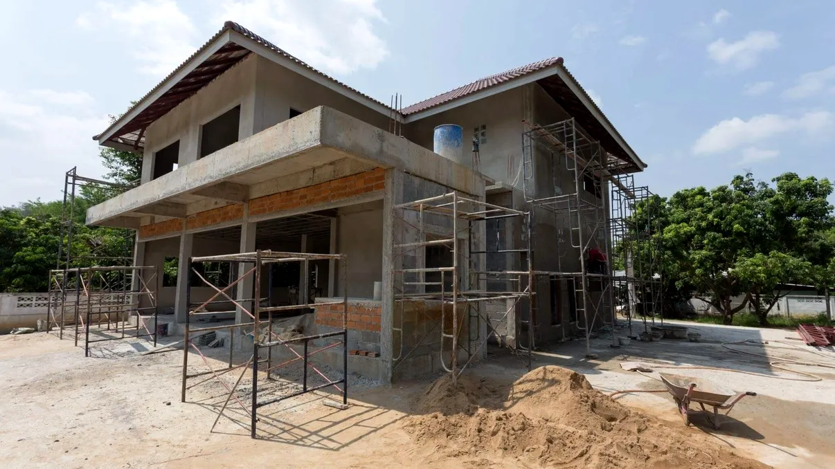 Doi români au dezvăluit cât i-a costat o casă de 170 mp la roşu, în 2025. Au pus pe listă şi cheltuielile neprevăzute