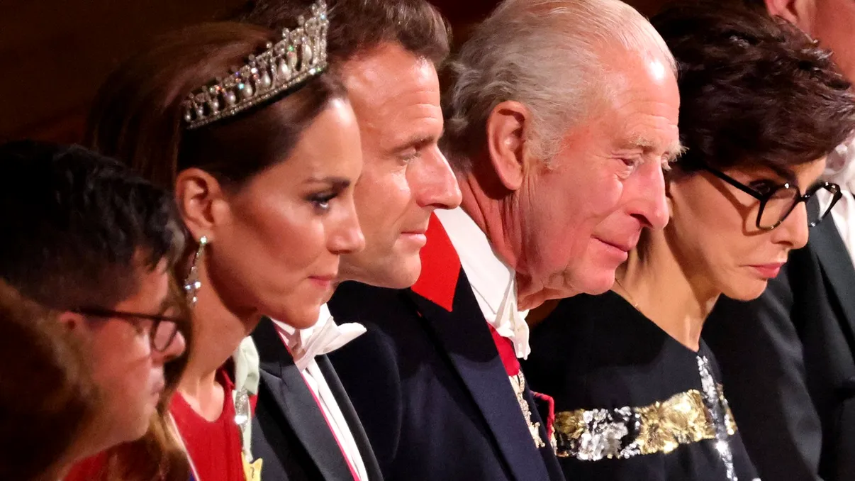 Gestul considerat urât făcut de Emmanuel Macron către Kate Middleton la banchetul de stat. Fotografii i-au surprins pe cei doi stând la masă. Foto