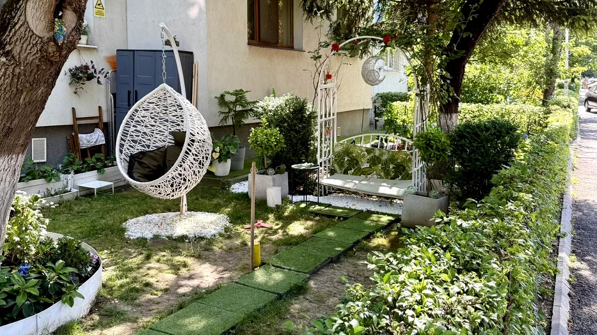 Grădina unui bloc din Bucureşti, virală. Are balansoar, ornamente din fier forjat şi plante din belşug. 