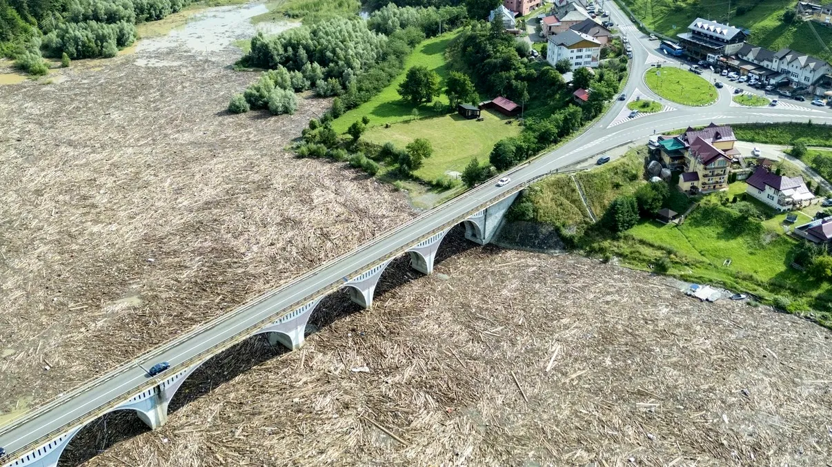 Imagini greu de privit cu Barajul Bicaz, după inundaţiile din zonă. A devenit un focar de infecţie, avertizează specialiştii